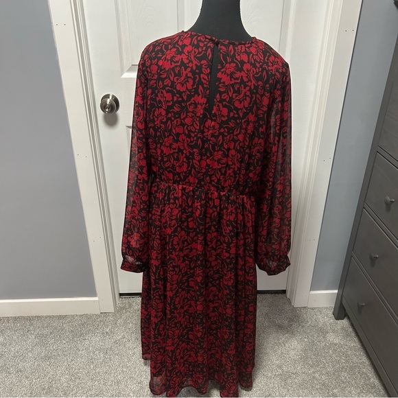 Torrid - Midi Crinkle Chiffon Surplice Balloon Sleeve Dress - Picture 4 of 11